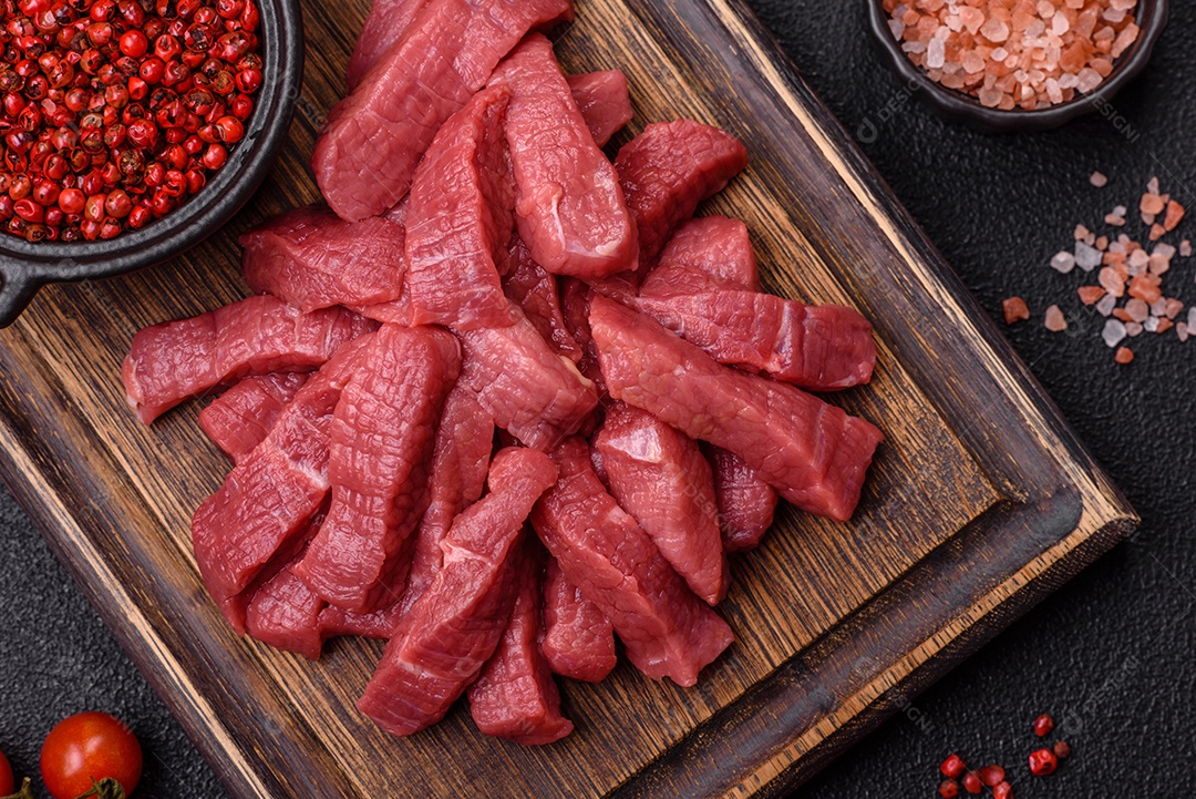 Carnes vermelhas crua sobre tábua madeira