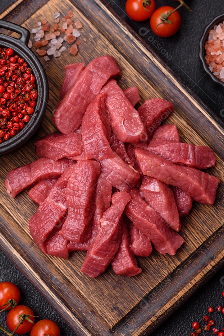 Carnes vermelhas crua sobre tábua madeira