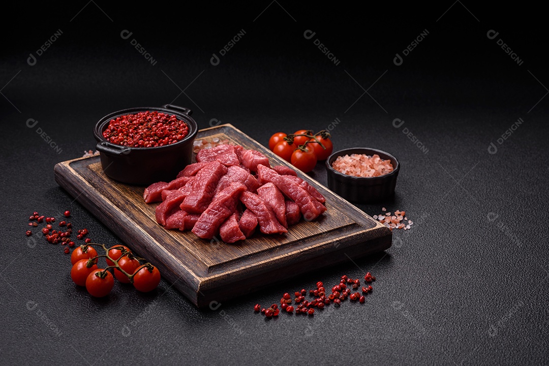 Carnes vermelhas crua sobre tábua madeira