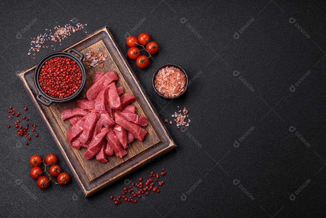 Carnes vermelhas crua sobre tábua madeira