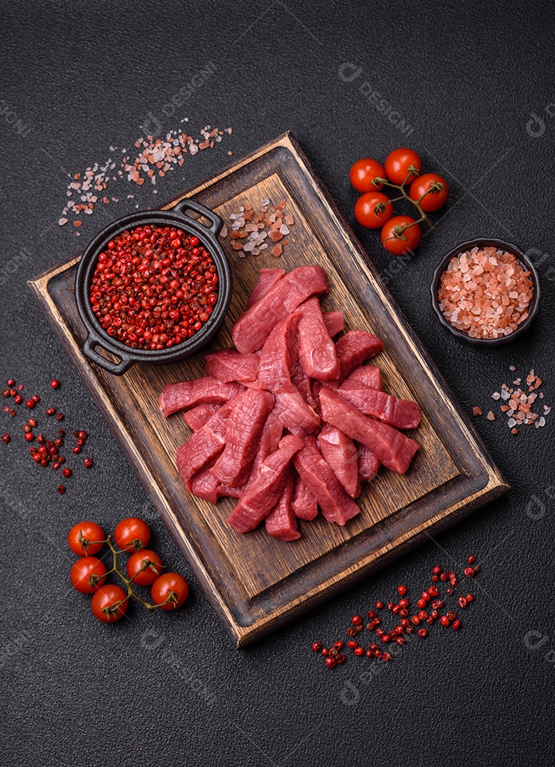 Carnes vermelhas crua sobre tábua madeira