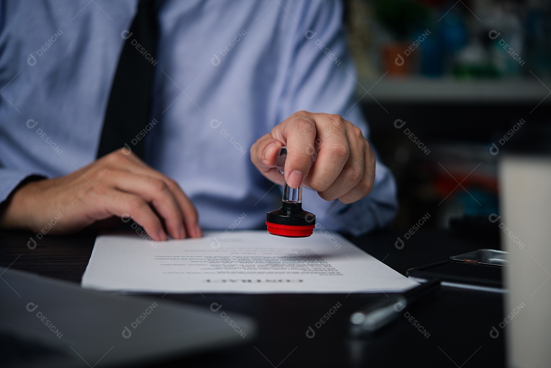 Empresário sobre um escritório