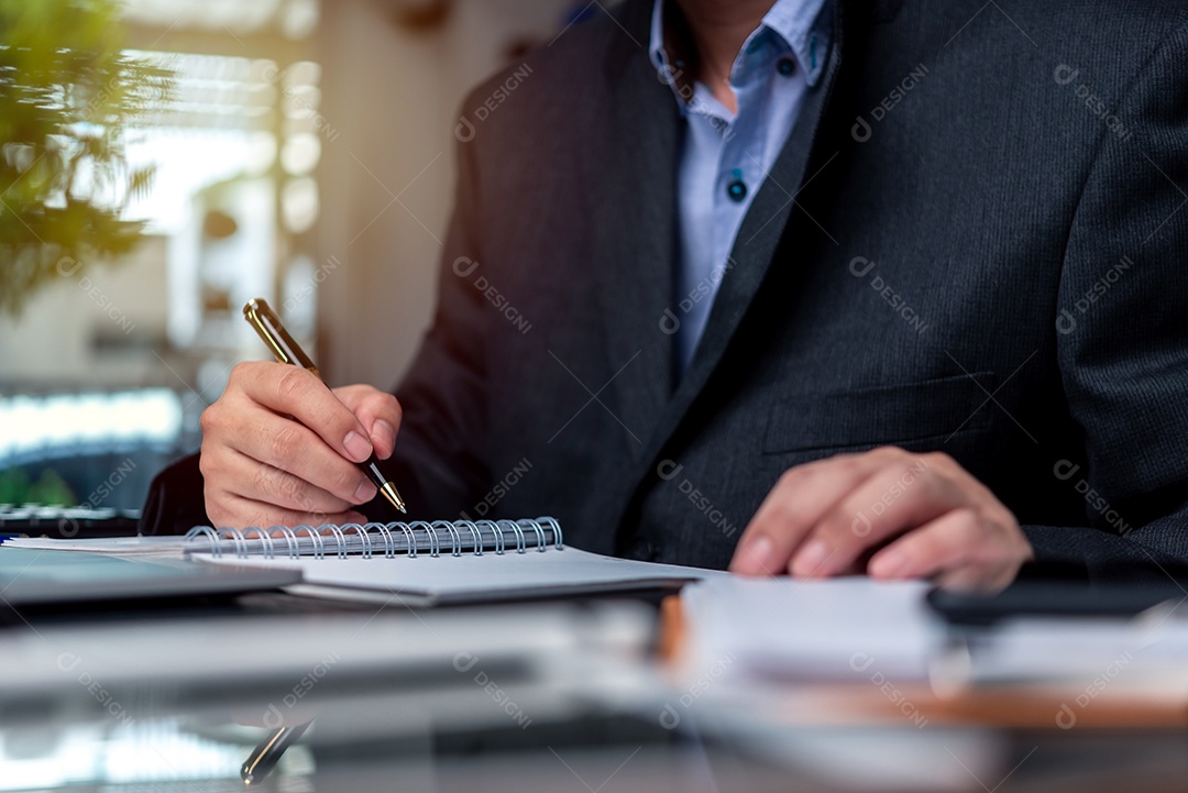 Empresário sobre um escritório