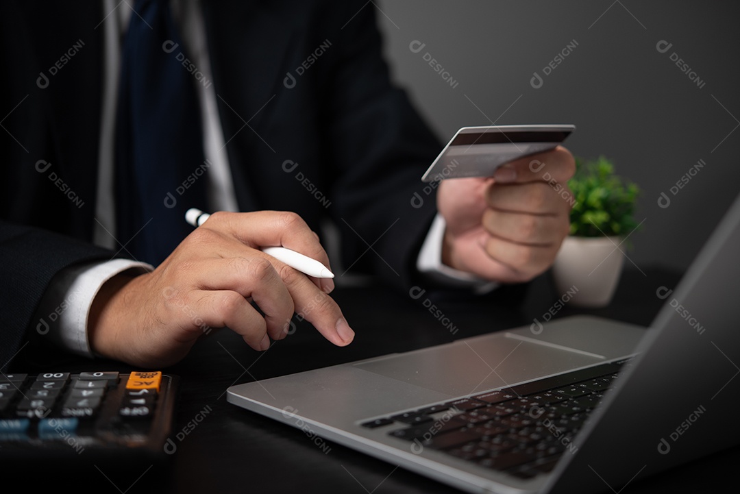 Empresário sobre um escritório