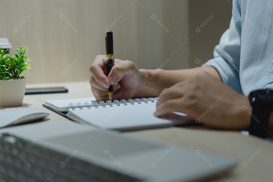 Empresário sobre um escritório