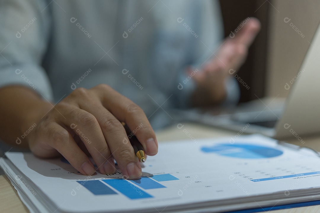 Empresário sobre um escritório