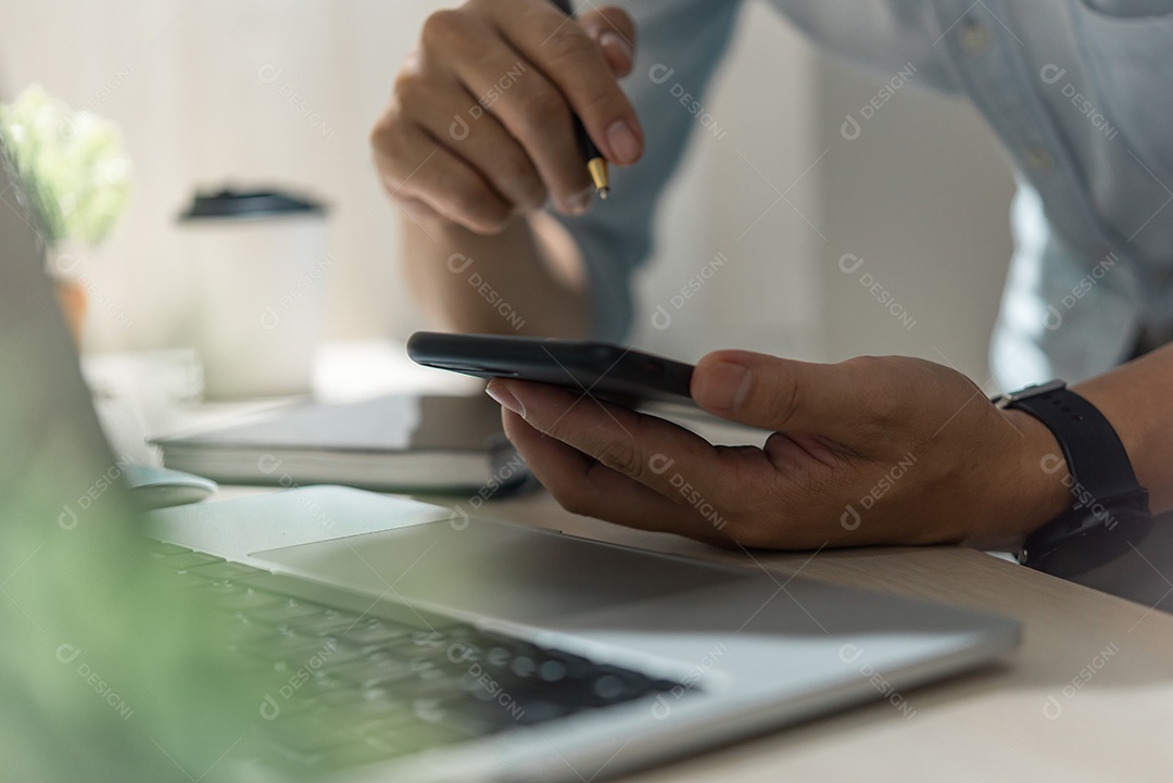 Empresário sobre um escritório