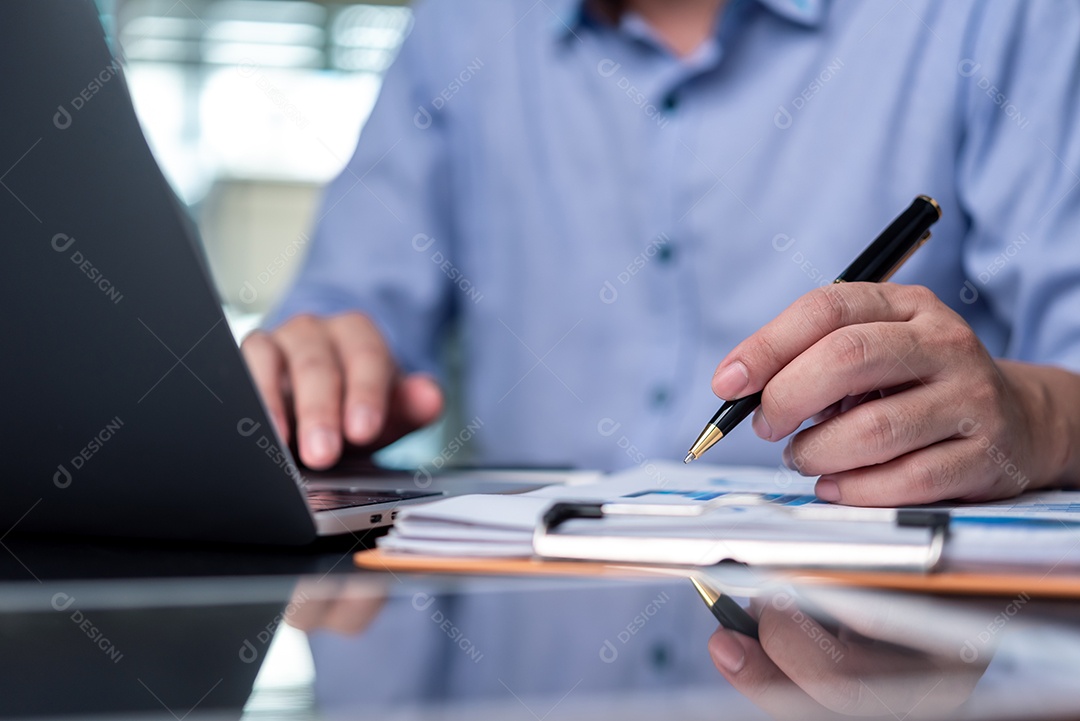 Empresário sobre um escritório