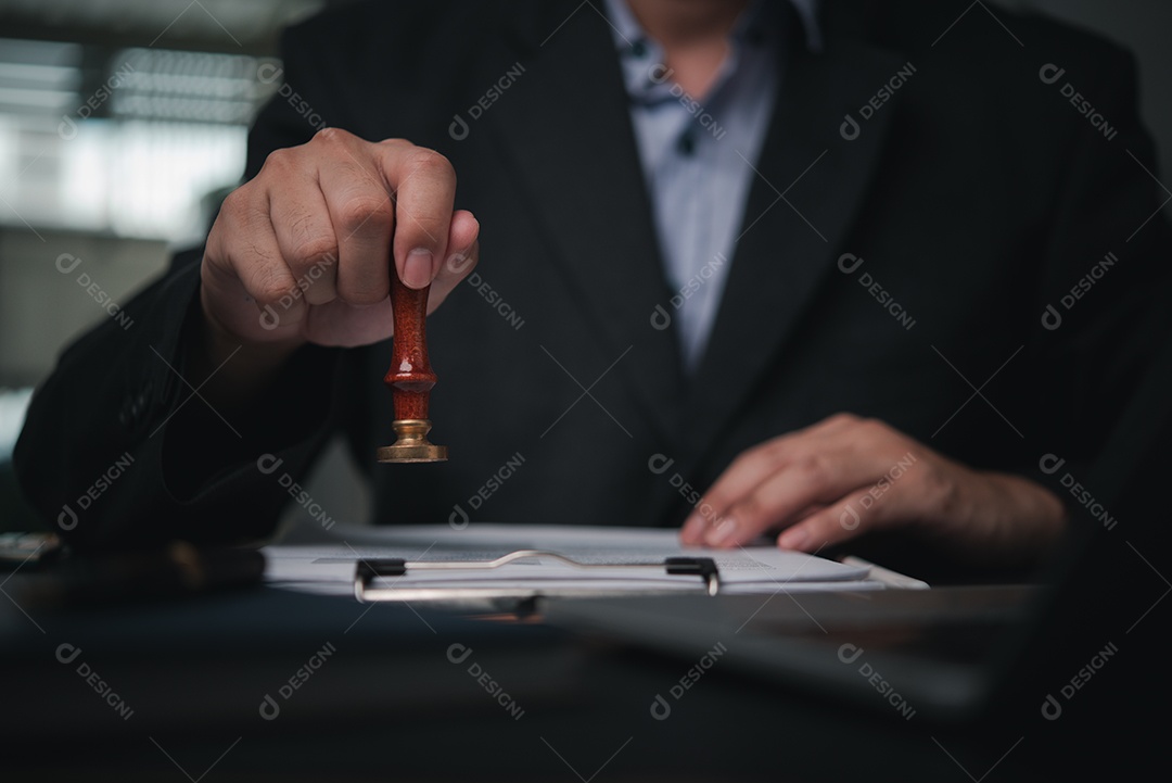 Empresário sobre um escritório