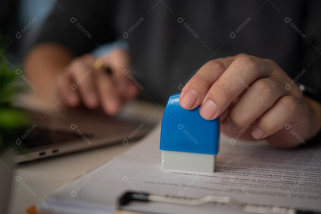 Empresário sobre um escritório