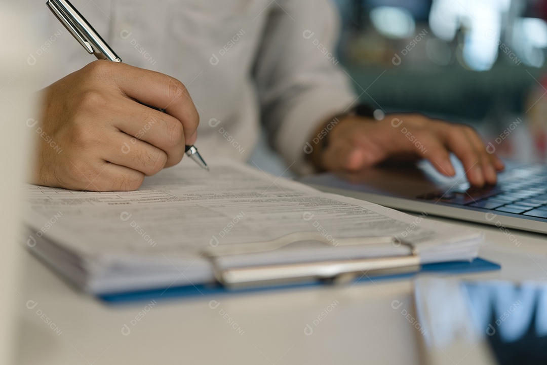 Empresário sobre um escritório