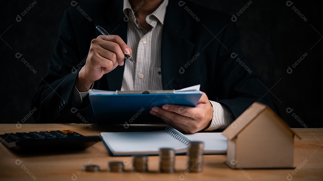 Empresário sobre um escritório