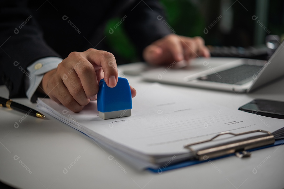 Empresário sobre um escritório