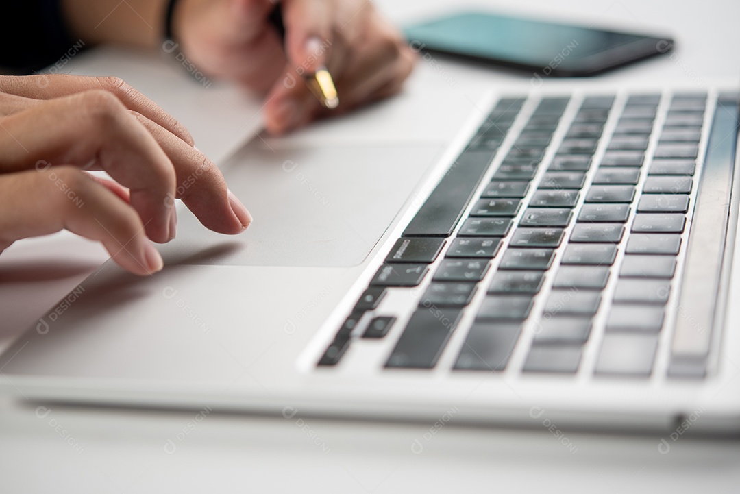 Jovem empresário em seu escritório