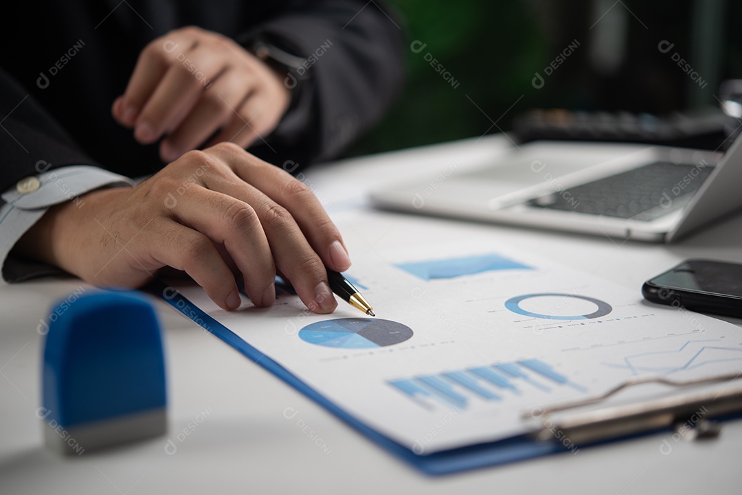 Jovem empresário em seu escritório