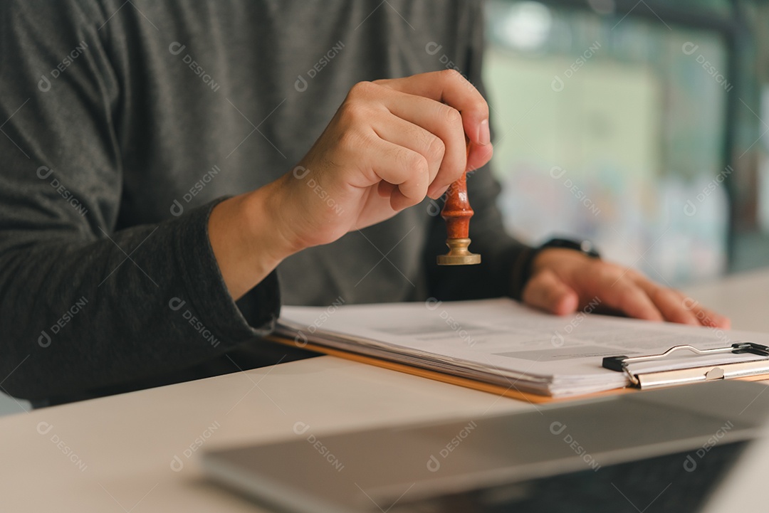 Jovem empresário em seu escritório