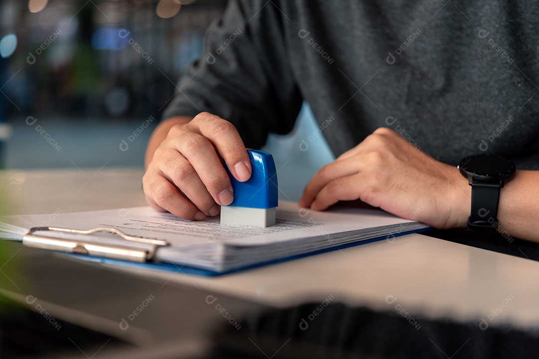 Jovem empresário em seu escritório