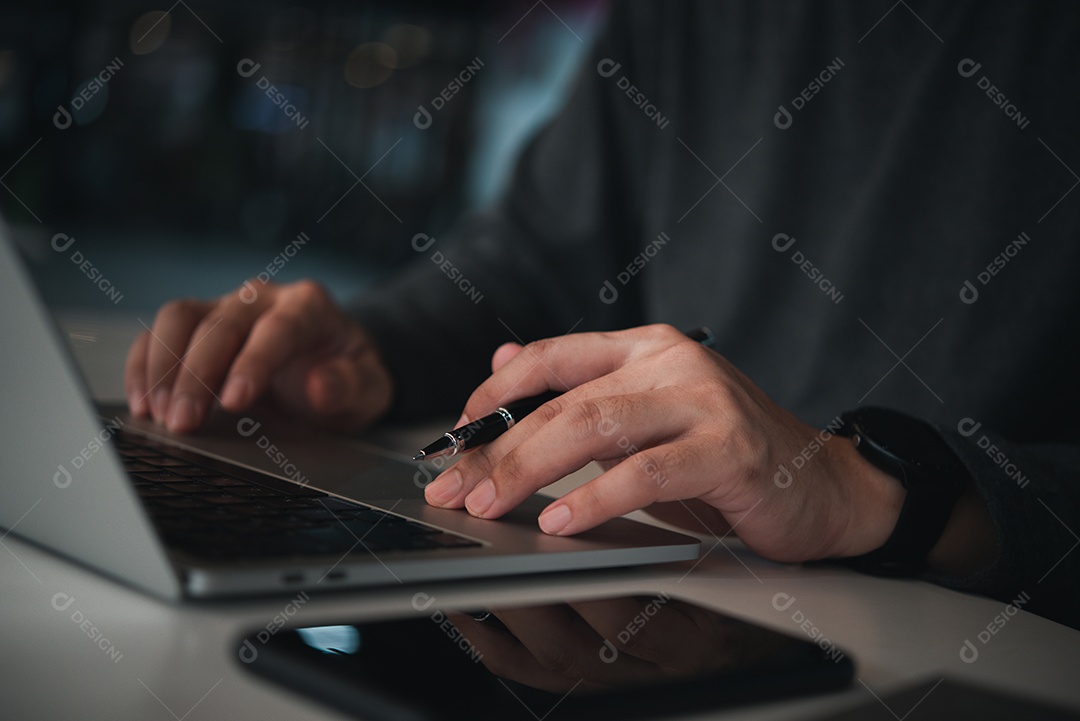 Jovem empresário em seu escritório