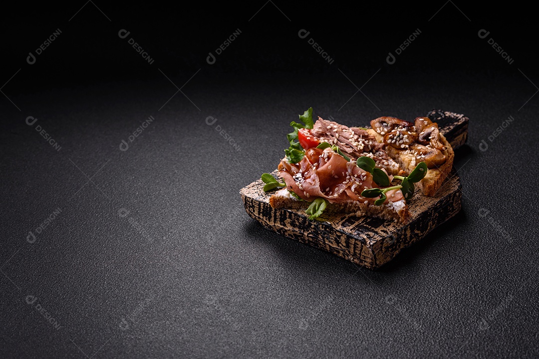 Bruschetta de Hash Brown saboroso mesa concreto