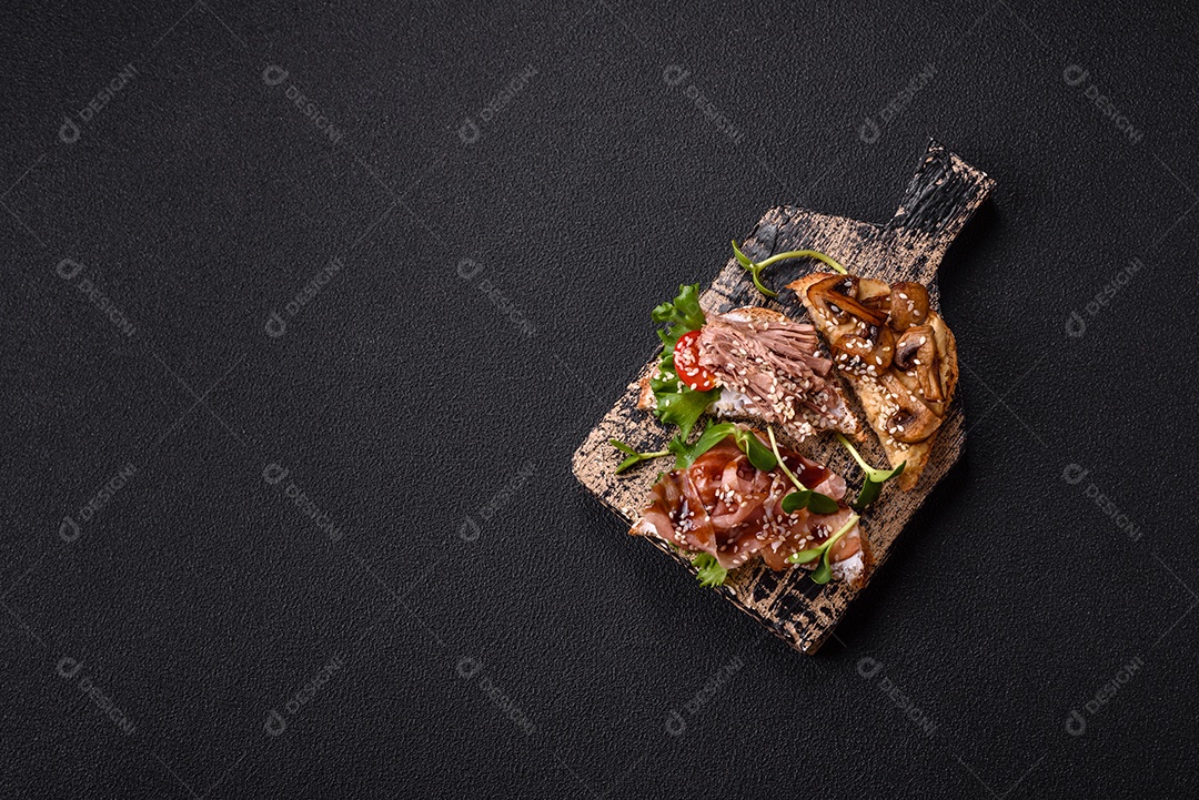 Bruschetta de Hash Brown saboroso mesa concreto