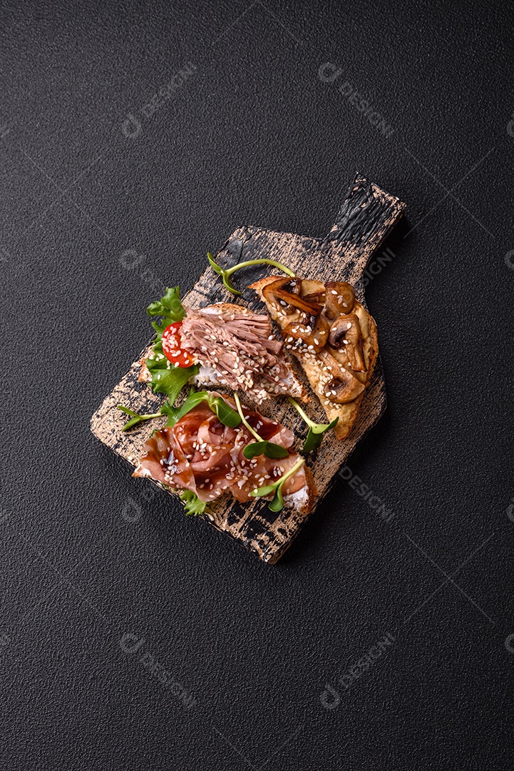 Bruschetta de Hash Brown saboroso mesa concreto