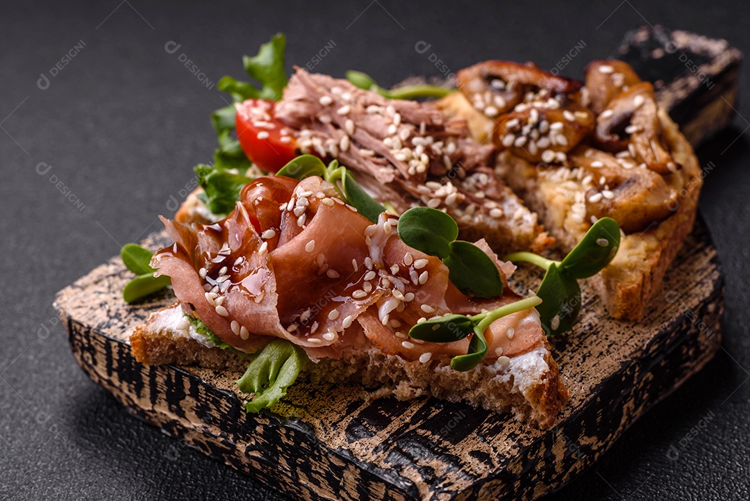 Bruschetta de Hash Brown saboroso mesa concreto