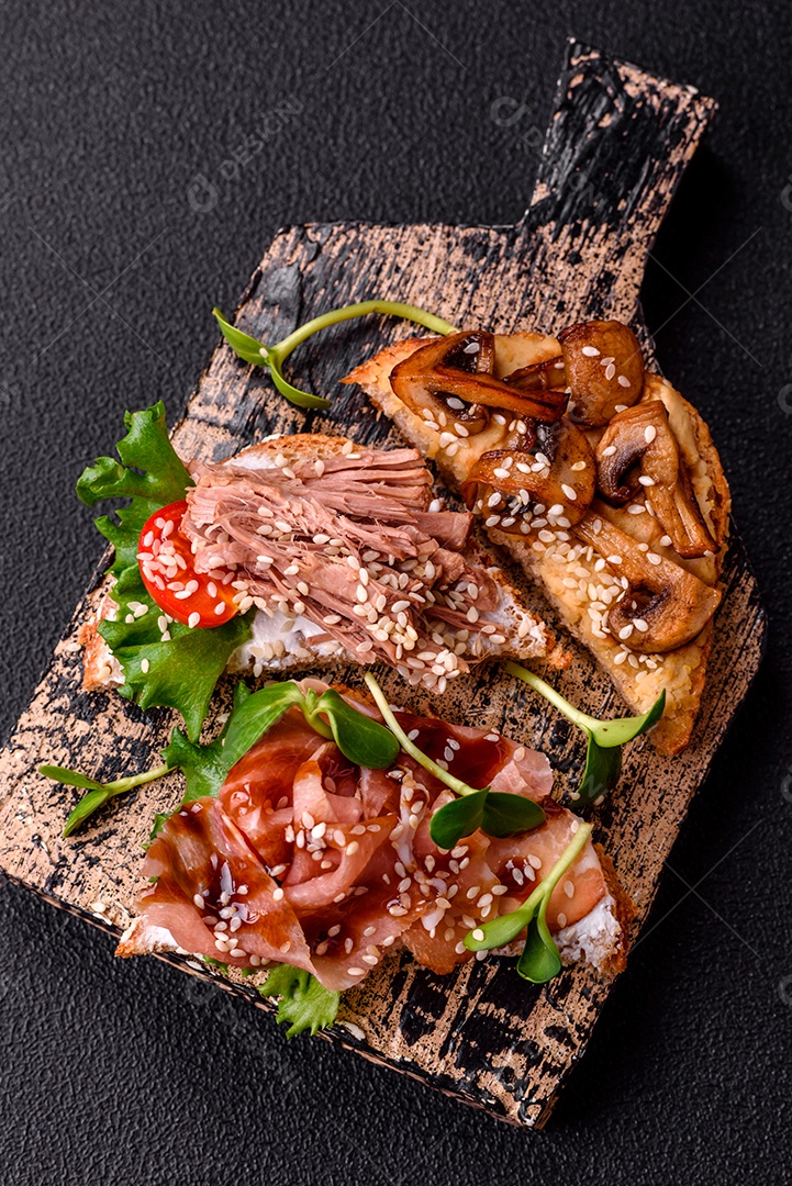 Bruschetta de Hash Brown saboroso mesa concreto