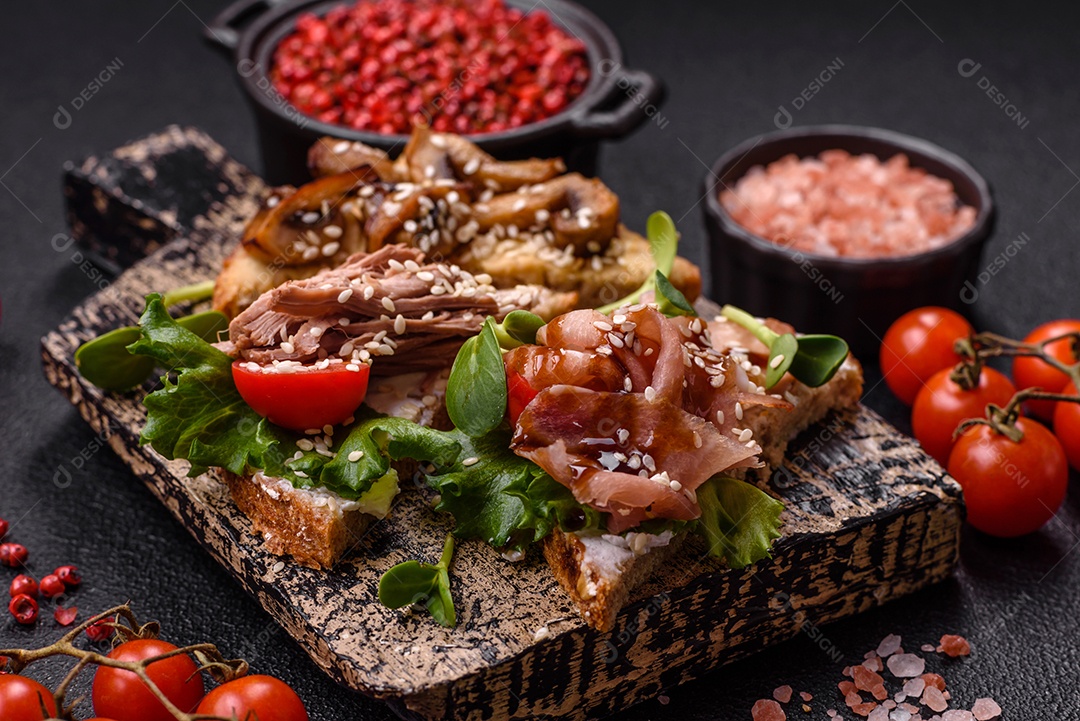 Bruschetta de Hash Brown saboroso mesa concreto