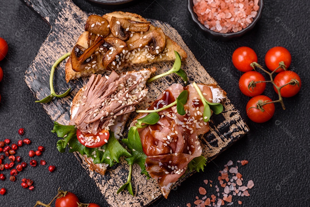 Bruschetta de Hash Brown saboroso mesa concreto