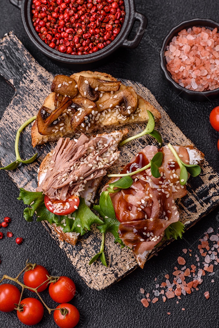 Bruschetta de Hash Brown saboroso mesa concreto