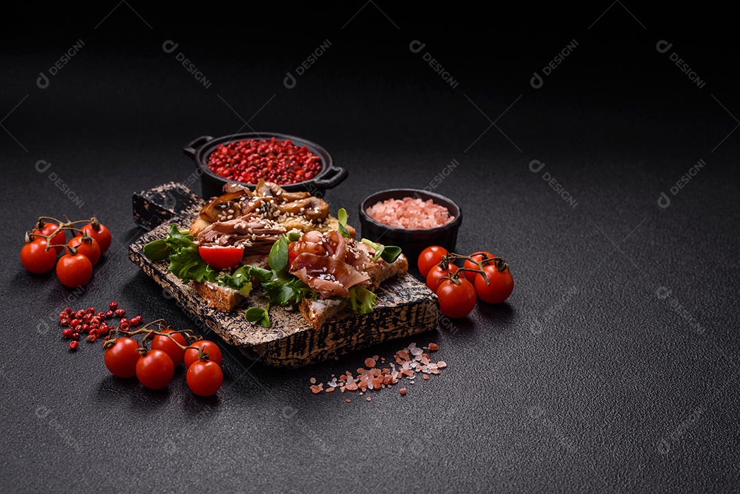 Bruschetta de Hash Brown saboroso mesa concreto