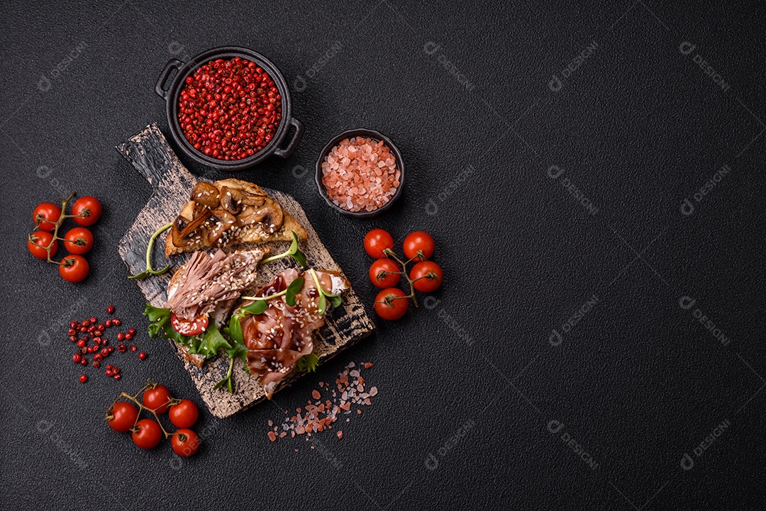 Bruschetta de Hash Brown saboroso mesa concreto