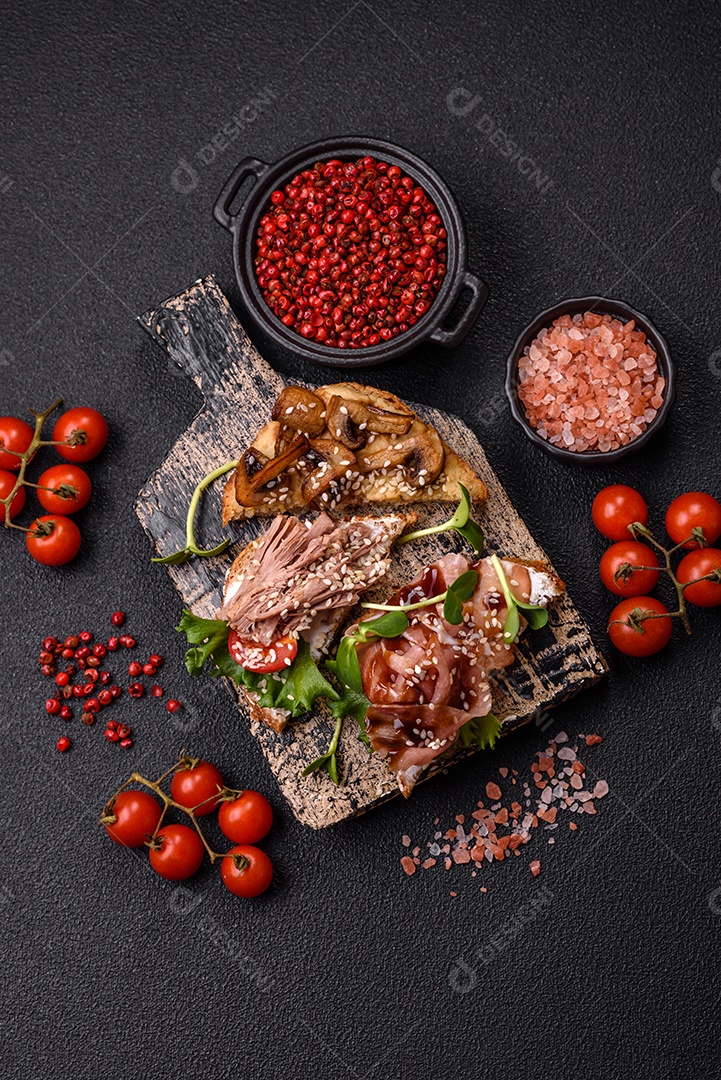 Bruschetta de Hash Brown saboroso mesa concreto