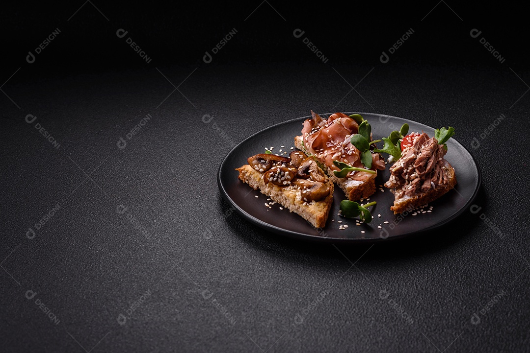 Bruschetta de Hash Brown saboroso mesa concreto