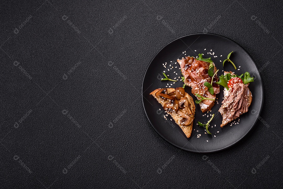 Bruschetta de Hash Brown saboroso mesa concreto