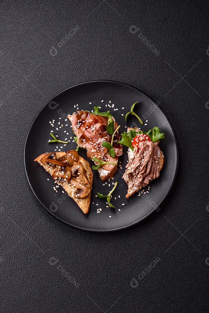 Bruschetta de Hash Brown saboroso mesa concreto