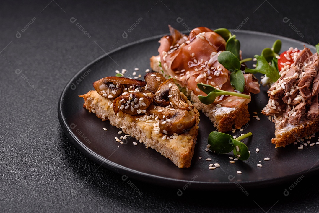 Bruschetta de Hash Brown saboroso mesa concreto