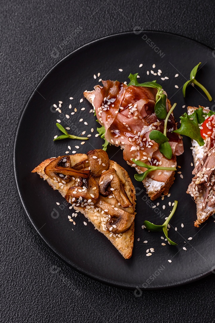 Bruschetta de Hash Brown saboroso mesa concreto