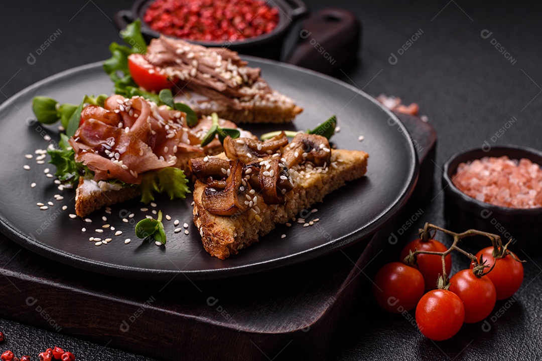 Bruschetta de Hash Brown saboroso mesa concreto