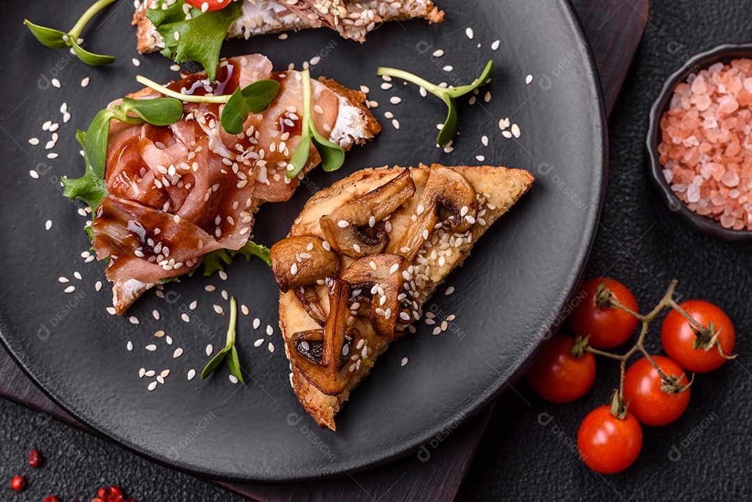 Bruschetta de Hash Brown saboroso mesa concreto