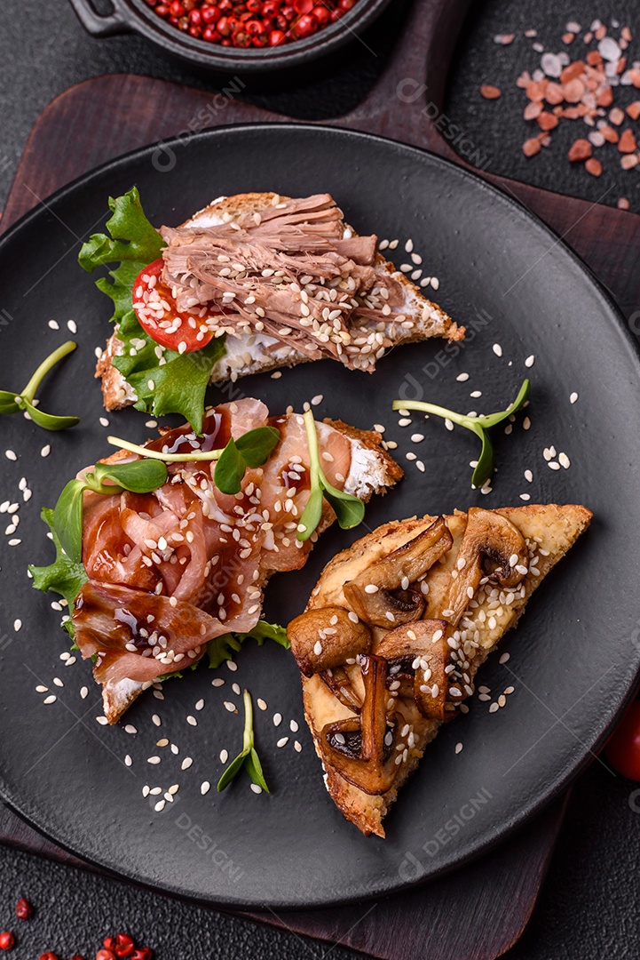 Bruschetta de Hash Brown saboroso mesa concreto