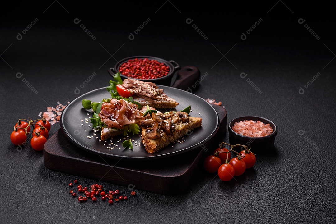 Bruschetta de Hash Brown saboroso mesa concreto