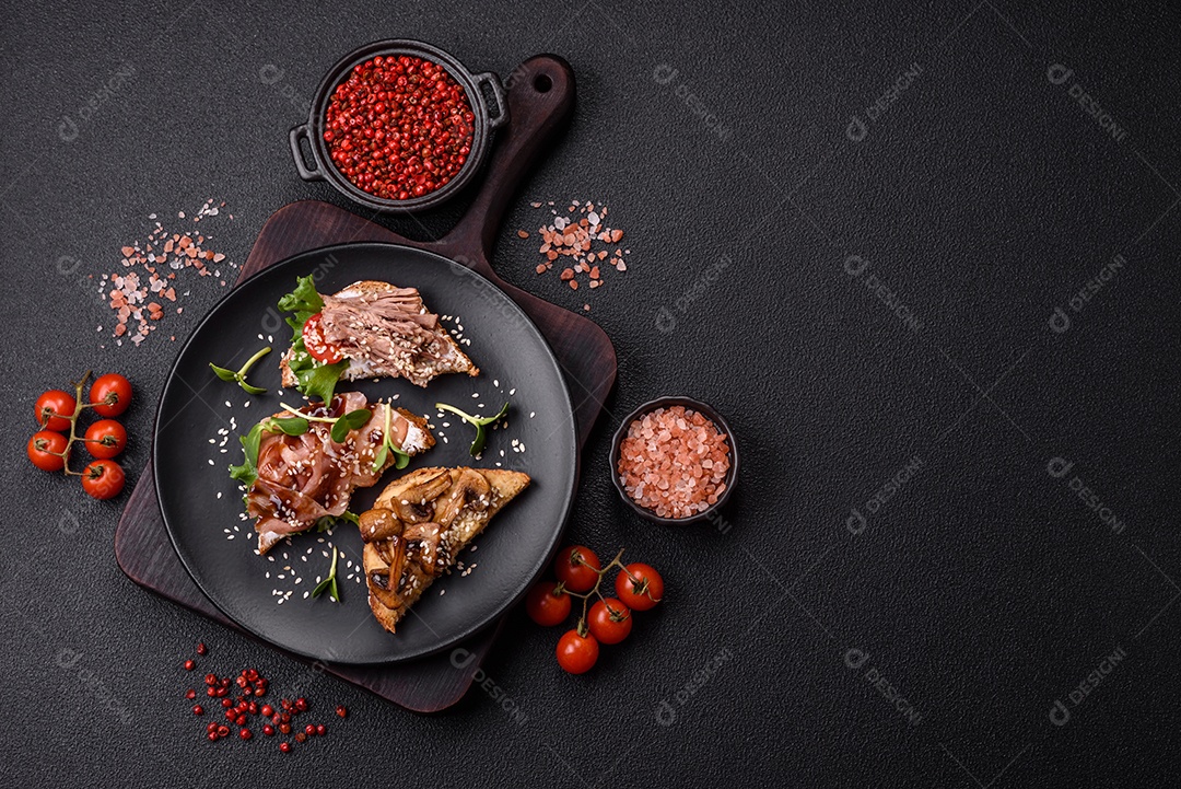 Bruschetta de Hash Brown saboroso mesa concreto