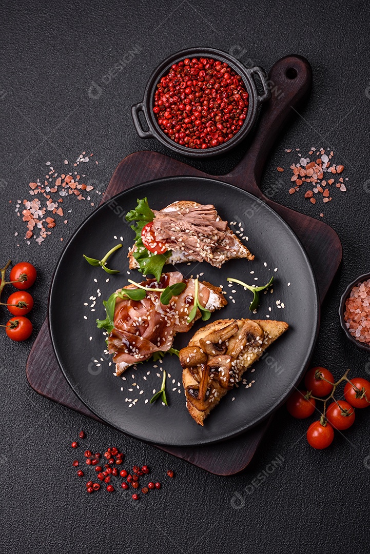 Bruschetta de Hash Brown saboroso mesa concreto