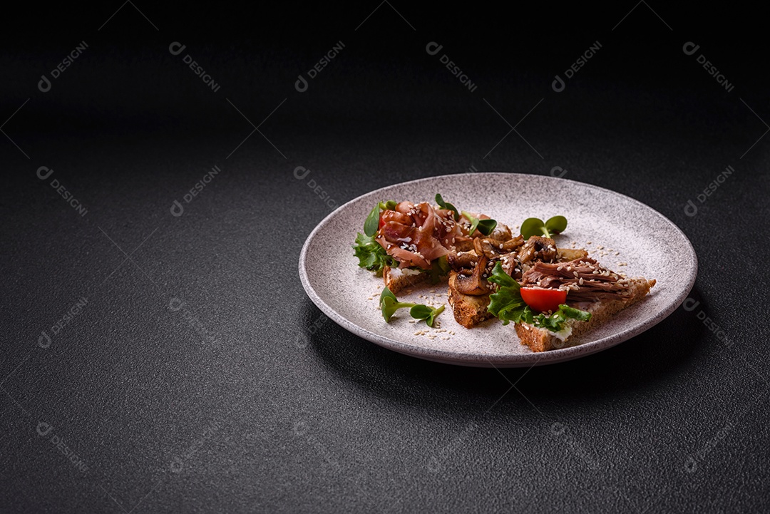 Bruschetta de Hash Brown saboroso mesa concreto