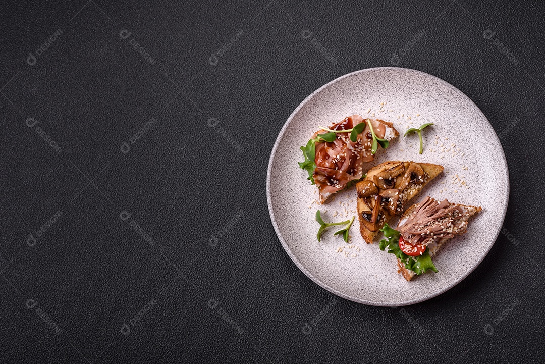 Bruschetta de Hash Brown saboroso mesa concreto