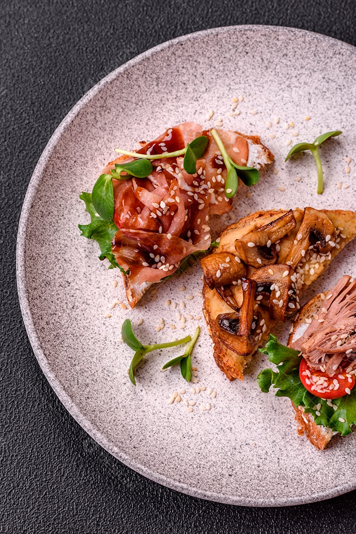 Bruschetta de Hash Brown saboroso mesa concreto