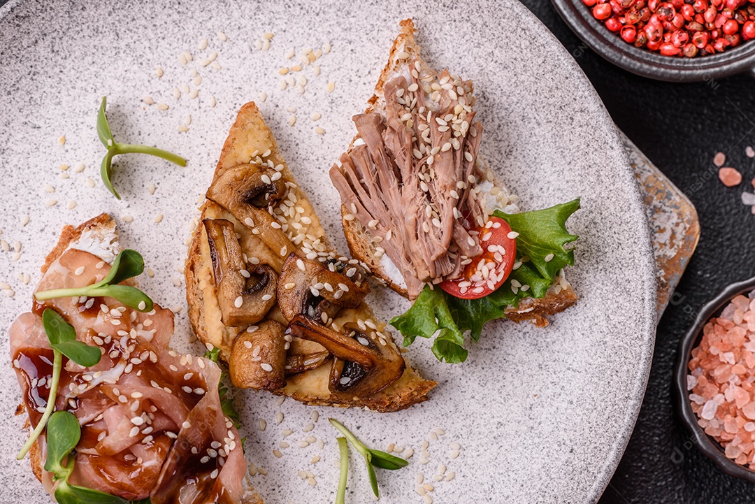 Bruschetta de Hash Brown saboroso mesa concreto