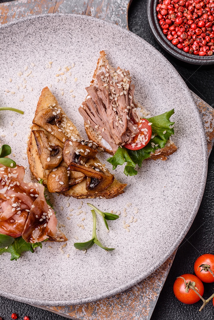 Bruschetta de Hash Brown saboroso mesa concreto