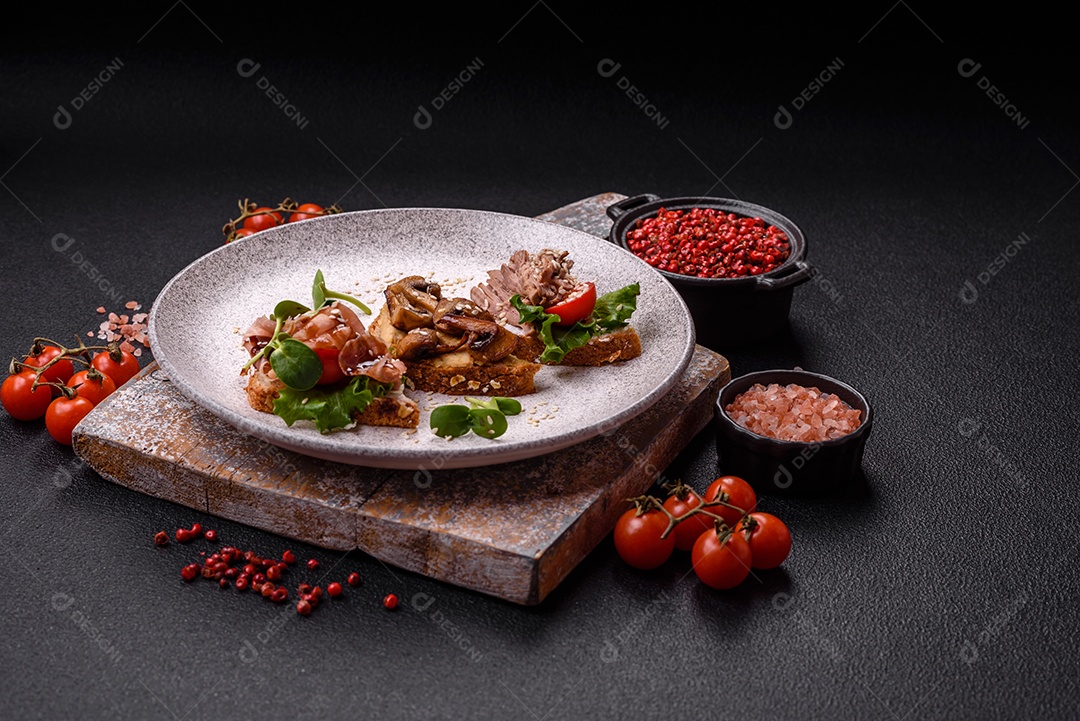 Bruschetta de Hash Brown saboroso mesa concreto